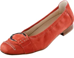 Bequemer Ballerina mit großer Metallzierschließe